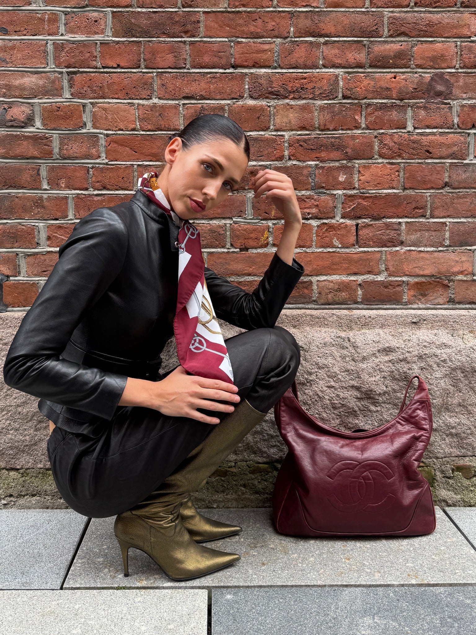 HERMÈS “CLIQUETIS” VINTAGE SILK SCARF – BORDEAUX