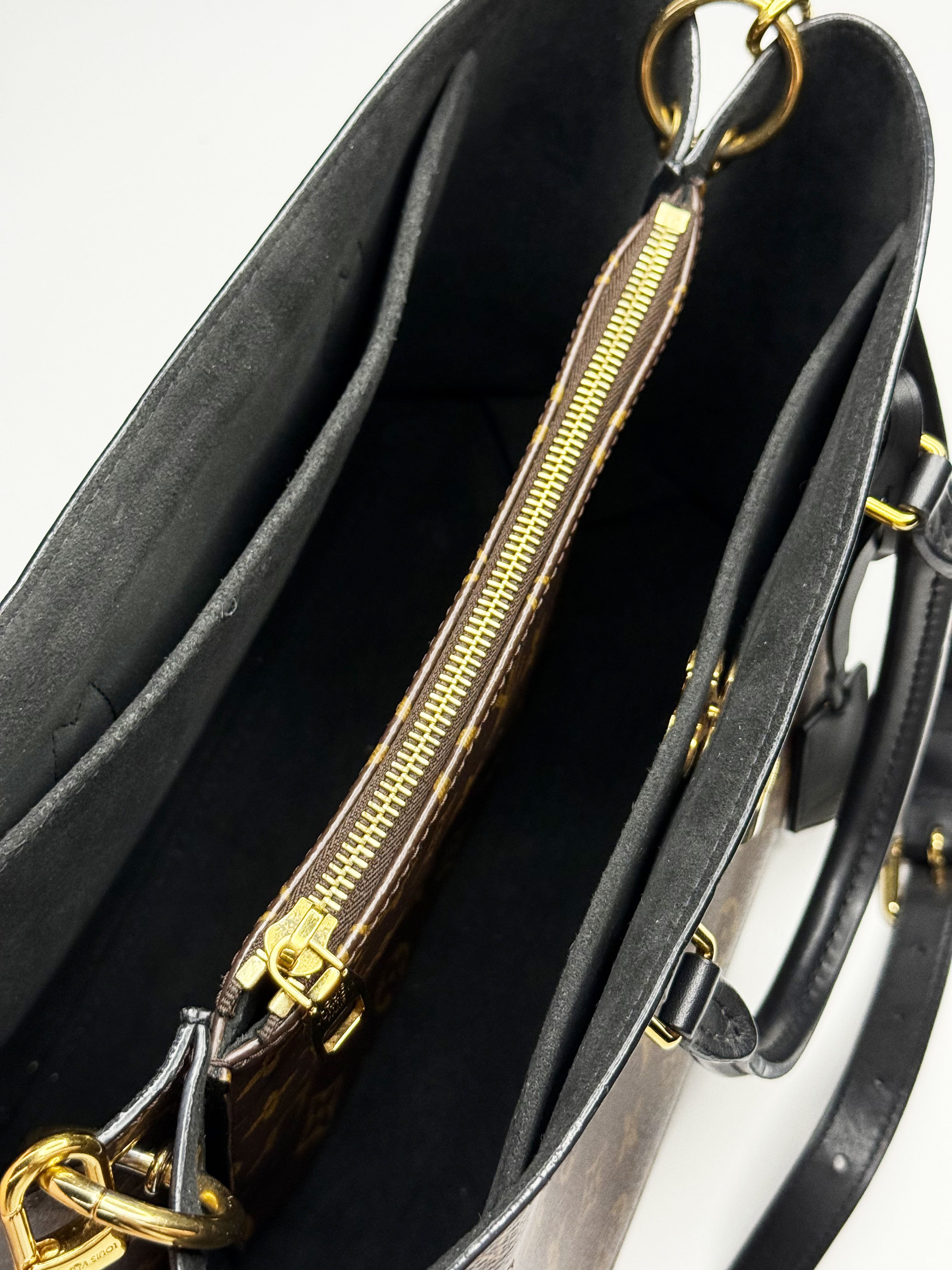 LOUIS VUITTON 
Monogram Flower Tote Black