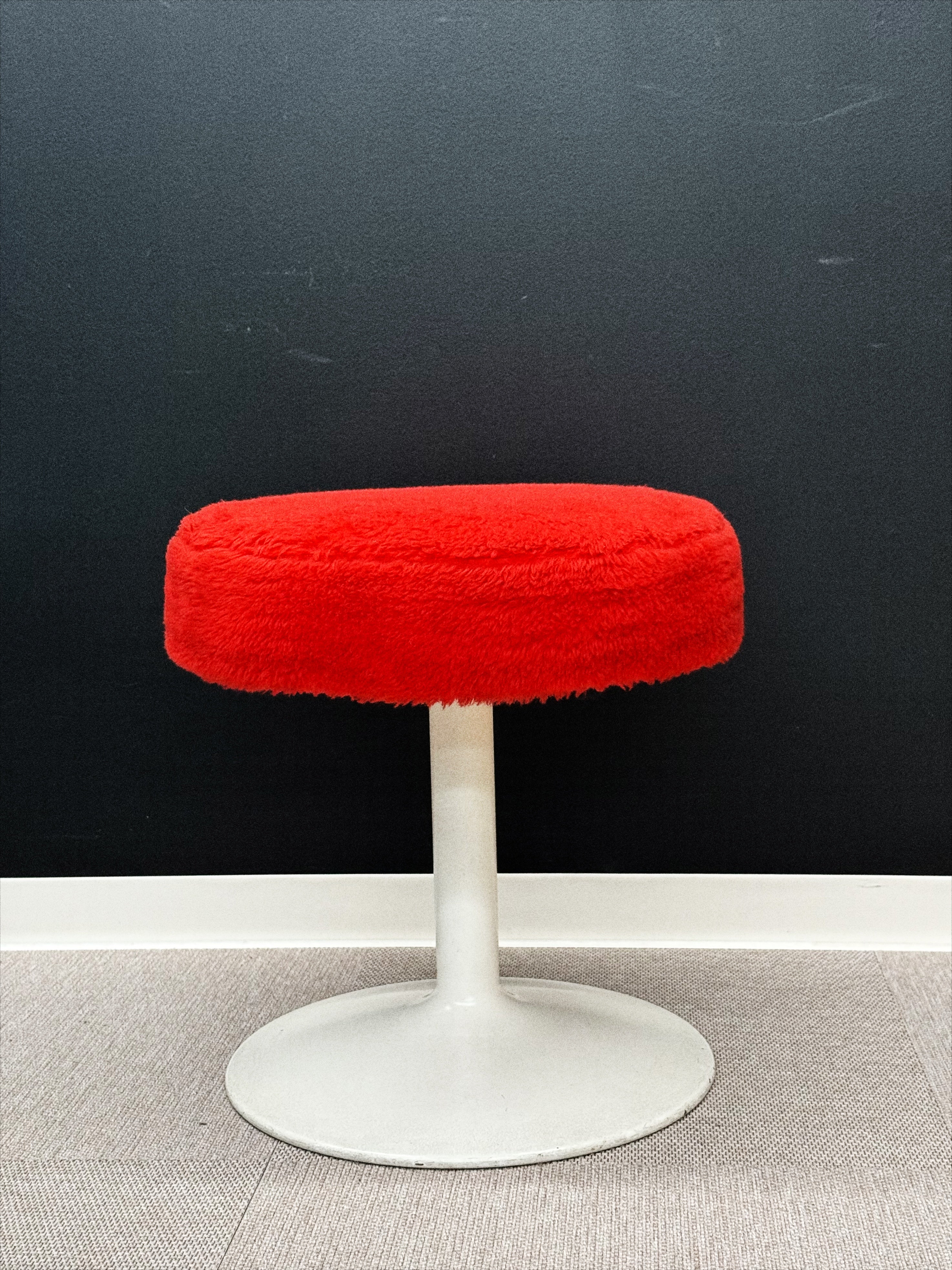 Vintage Space Age Stool – Red Faux Fur & White Tulip Base, 1970s