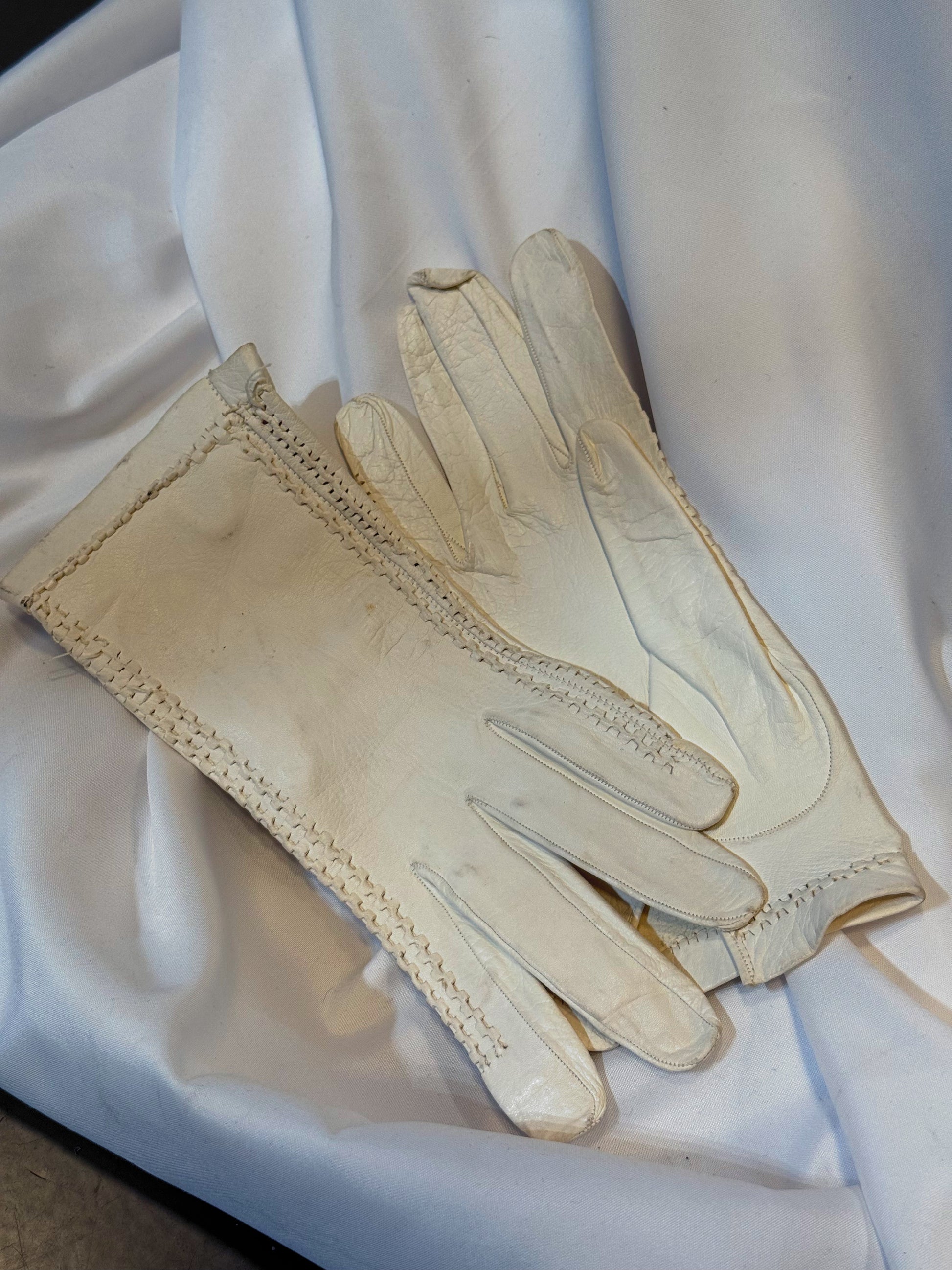 Vintage White Leather Gloves
