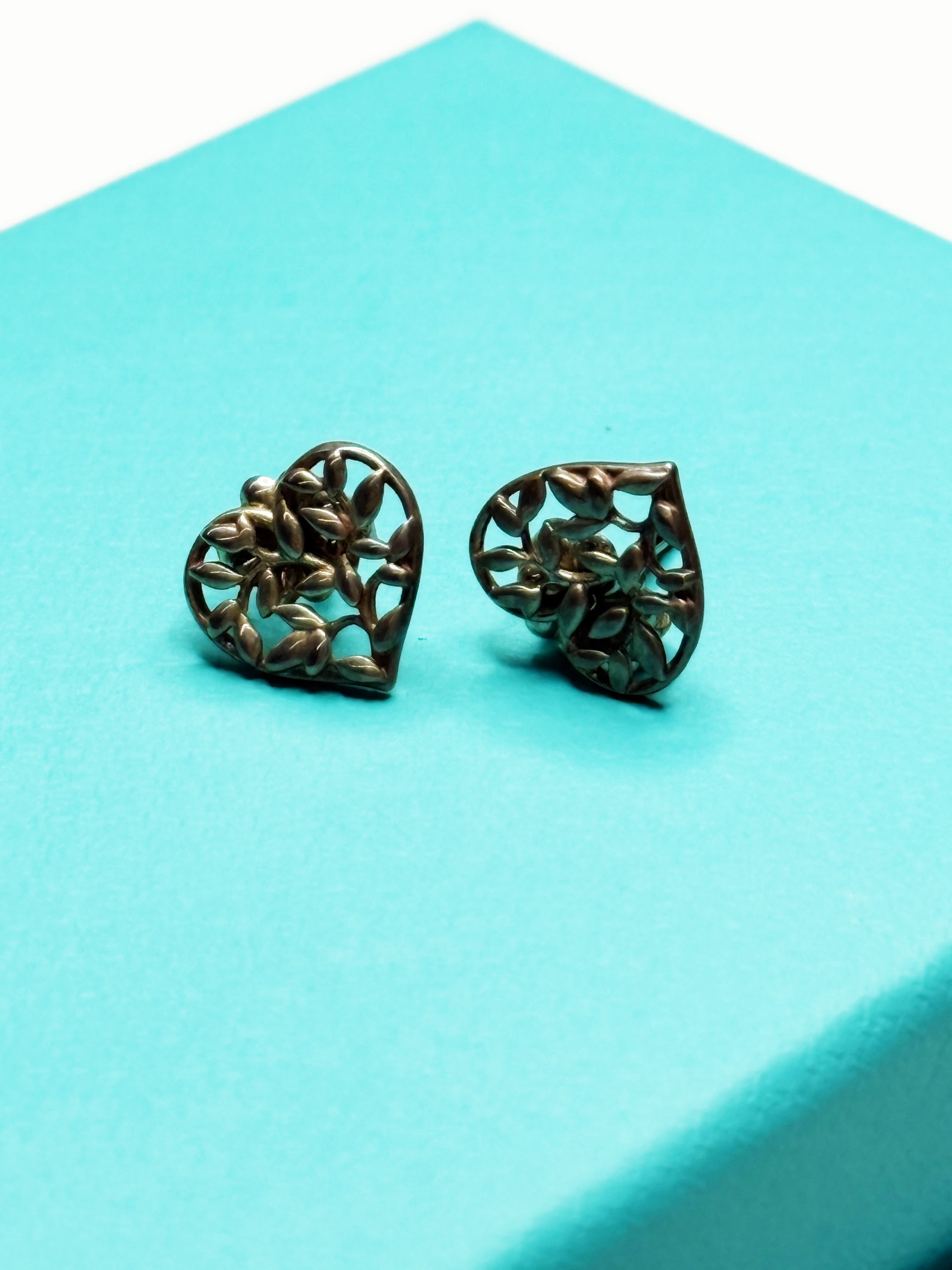 TIFFANY & CO.
Vintage Silver Heart Earrings