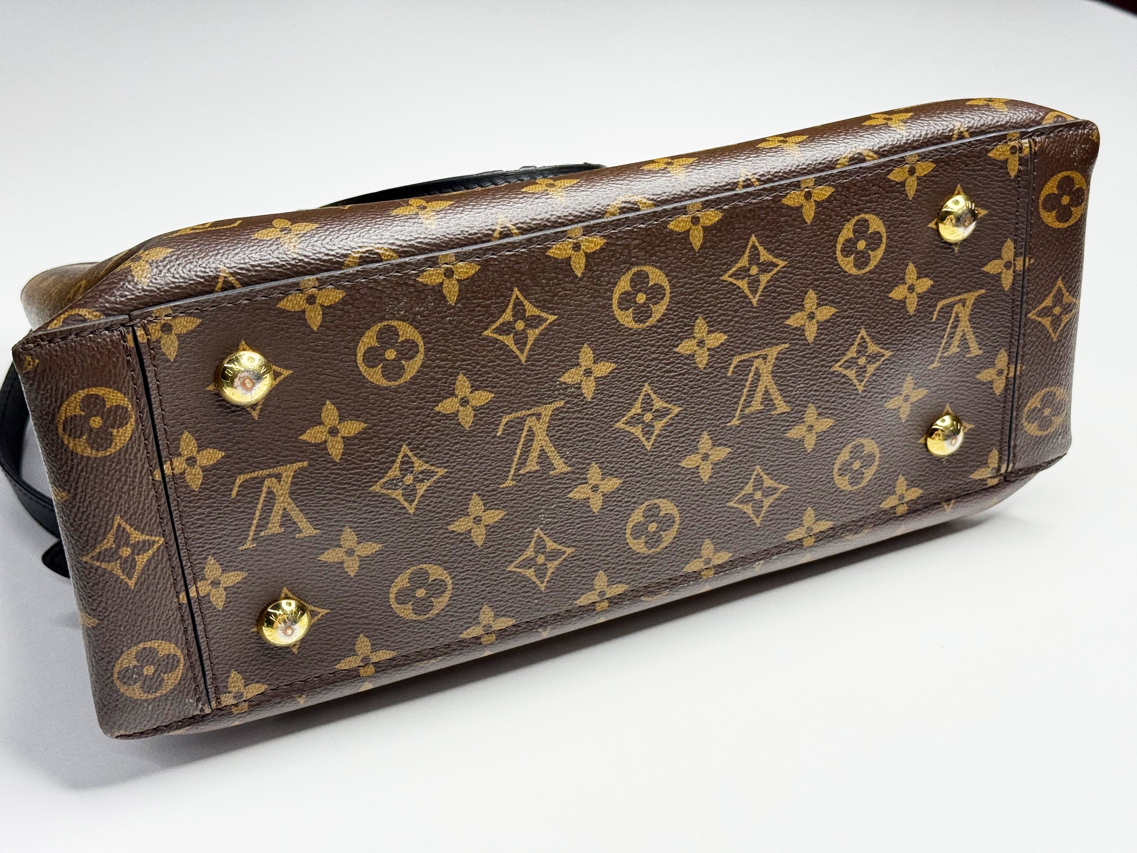 LOUIS VUITTON 
Monogram Flower Tote Black