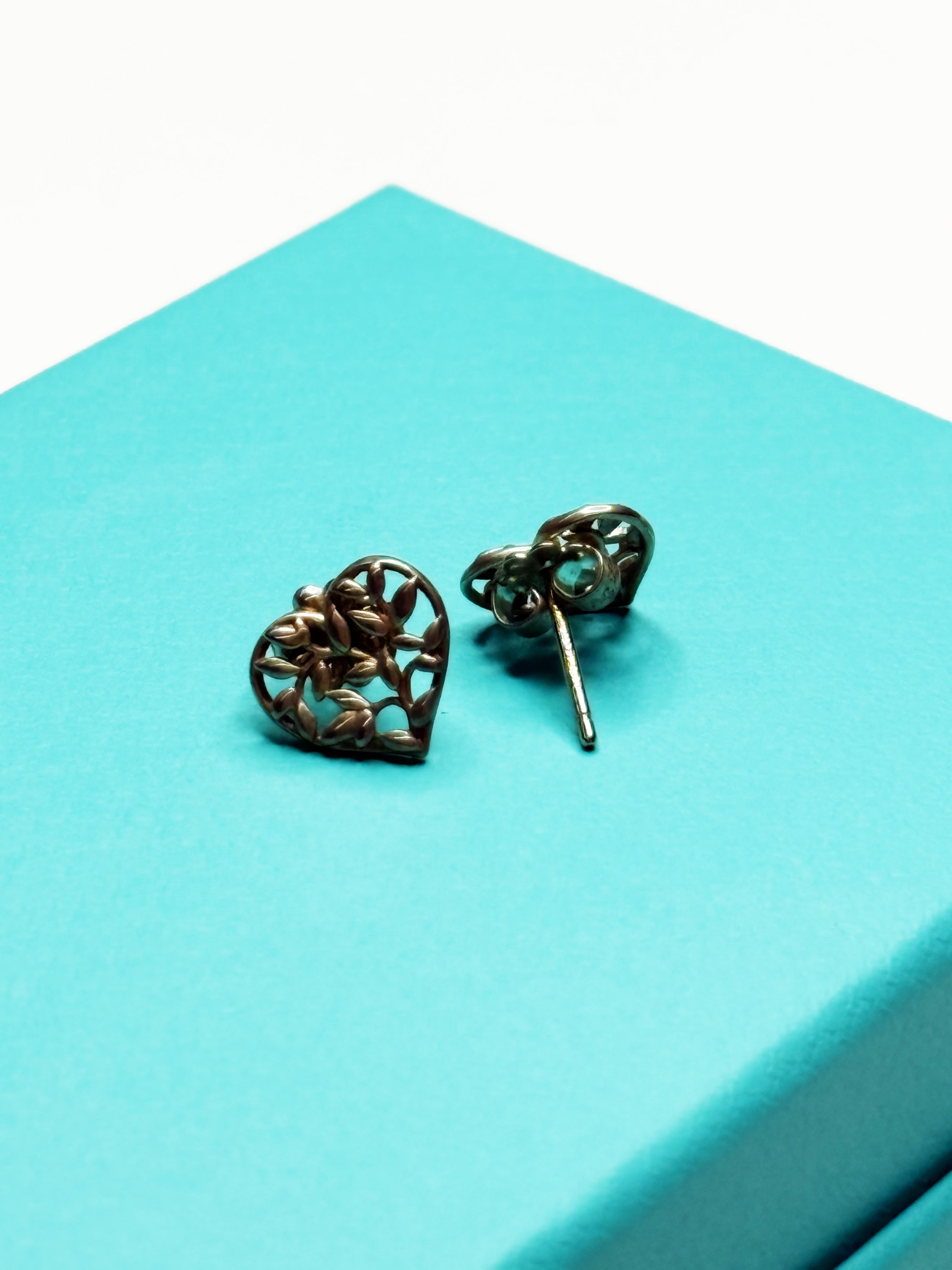 TIFFANY & CO.
Vintage Silver Heart Earrings